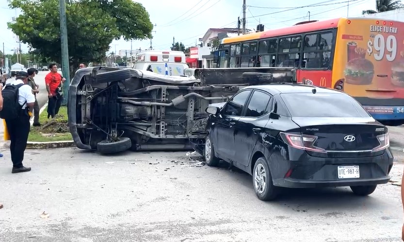 Vuelca camioneta tras colisionar con auto en la avenida Leona Vicario de Cancún