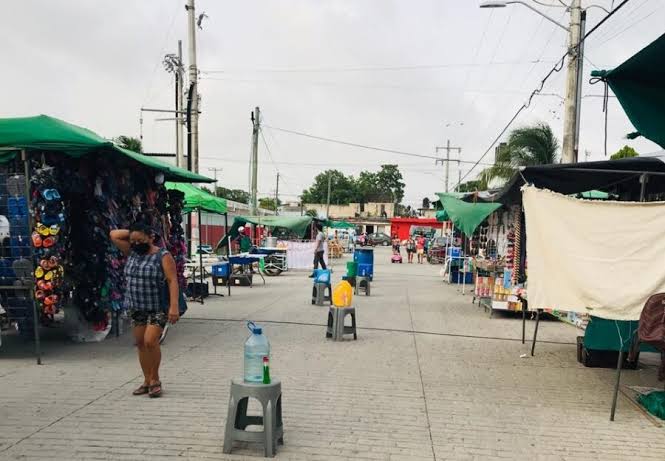 Abandonan tianguis el 25% de vendedores, por temporada baja y lluvias en Cancún