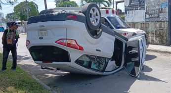Termina en volcadura aparatoso choque en la avenida Andrés Quintana Roo de Chetumal