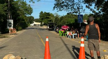 Ejidatarios cumplen tres días de bloqueo en la “Puerta al Mar” por disputa de terreno de la Expomaya