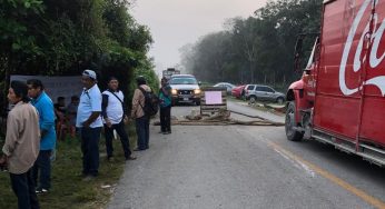 Ejidatarios de Tihosuco mantienen bloqueo en carretera tras incumplimiento de pagos por tierras expropiadas hace 54 años