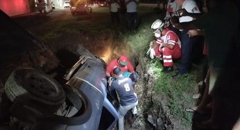 Rescatan con vida a conductor de camioneta volcada en accidente en Felipe Carrillo Puerto