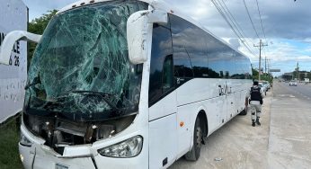 Autobús se impacta contra un camión revolvedora en Playa del Carmen