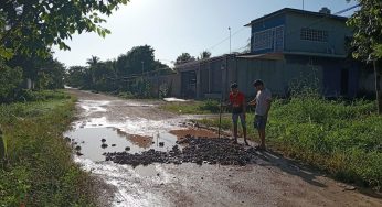 Vecinos de la colonia de Ayutla, Felipe Carrillo Puerto, iniciaron la reparación de baches