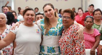 Atenea Gómez Ricalde entrega apoyos alimentarios a adultos mayores de la Zona Continental