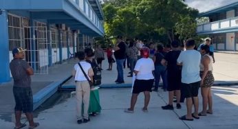 Se manifiestan padres en secundaria de Cancún, tras caso de menores intoxicadas