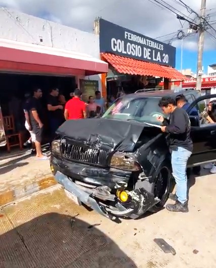 Conductor ebrio choca y atropella a 2 mujeres en la colonia Colosio de Playa del Carmen
