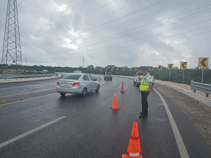 Pavimento mojado causa que conductor vuelque en la Av. Huayacán