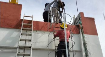 Rescatan a hombre que se trepó en una antena de la CFE en Chetumal