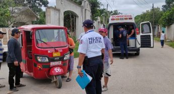 Chocan a mototaxi con tres pasajeros a bordo en José María Morelos