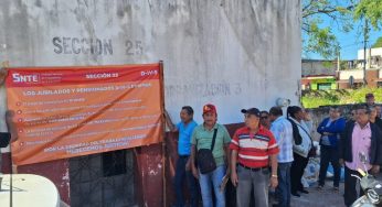 Maestros jubilados y pensionados se manifiestan en contra del SNTE