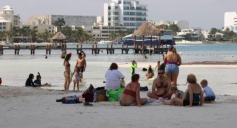 Abarrotan playas de Cancún durante último fin de semana vacacional