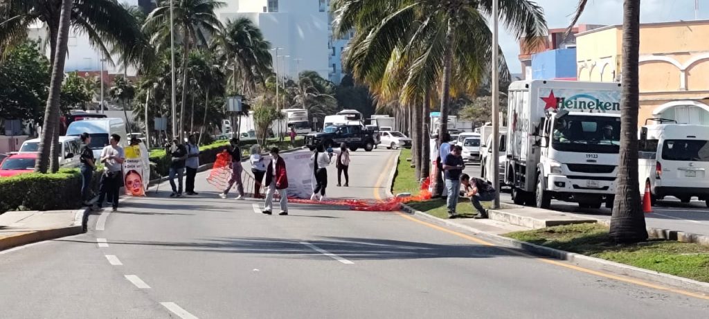 Pequeño grupo de “Madres Buscadoras” bloquea otra vez la zona hotelera
