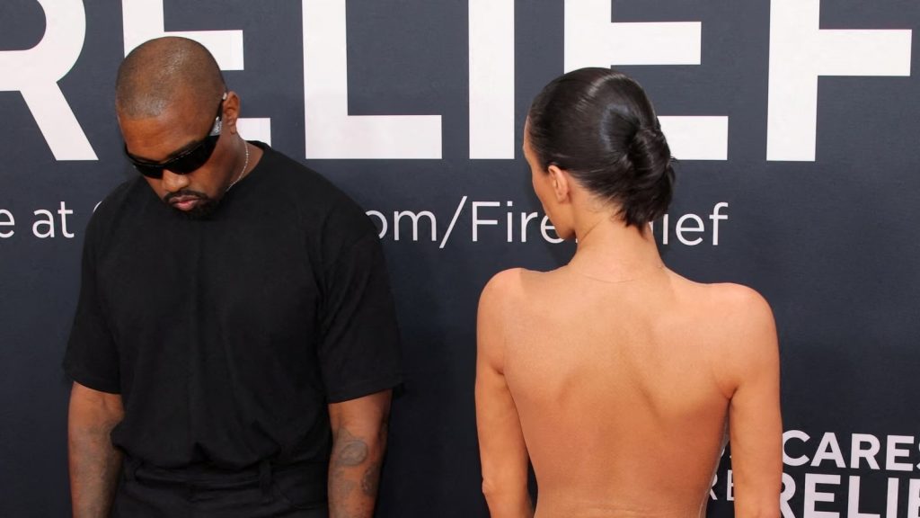 Expulsan a Kanye West y su esposa Bianca Censori de los Grammys tras aparecer d3snud@