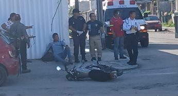 Camión de reparto refrigerado se “vuela” el alto y choca a motociclista en Chetumal