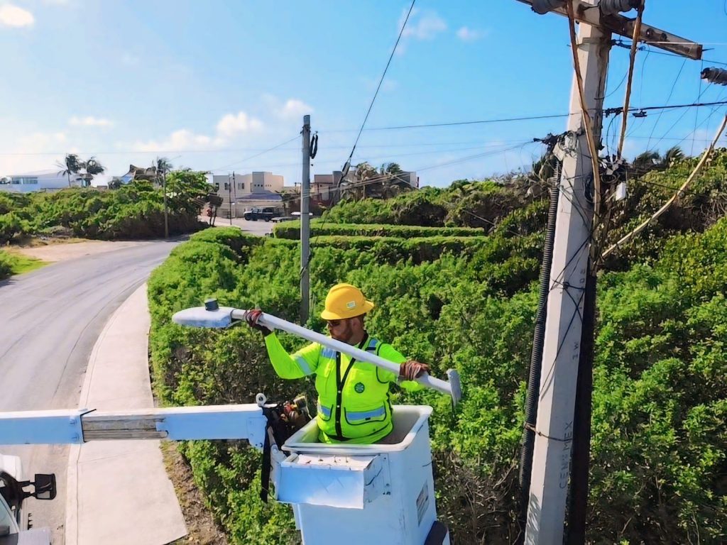 Isla Mujeres continúa con la mejora del servicio de alumbrado en diversas colonias