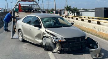 Automovilista se impacta contra un muro de contención en el el Bulevar Playa del Carmen