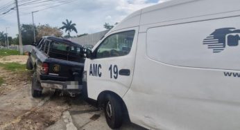 Camioneta se estrella contra camellón tras ser colisionada en el Bulevar Colosio de Cancún