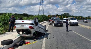 Vuelca automovilista en la Av Chac Mool