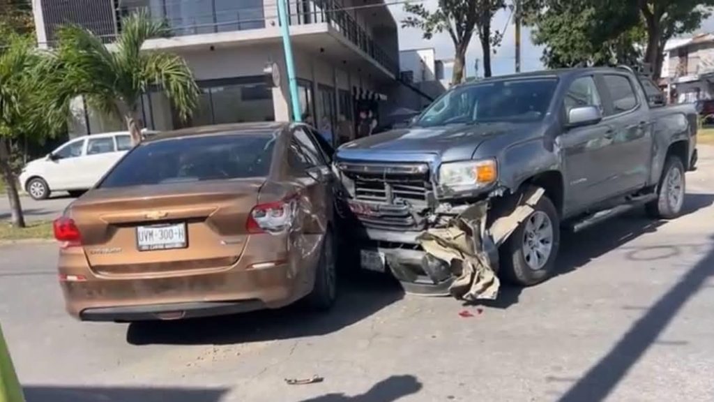 Fuerte choque entre un auto y una camioneta en Chetumal, deja un lesionado