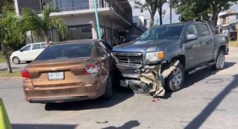 Fuerte choque entre un auto y una camioneta en Chetumal, deja un lesionado