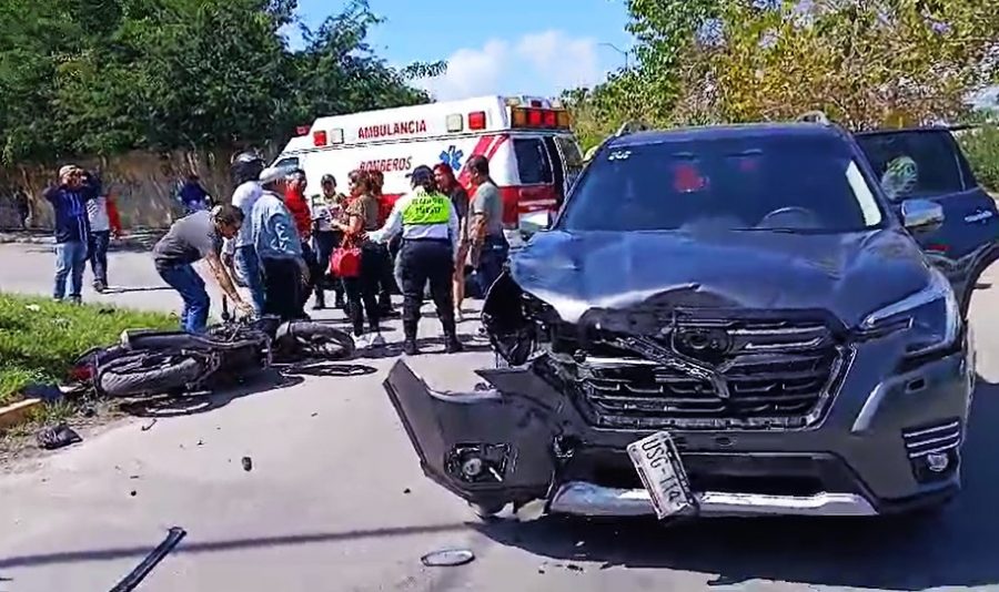 Pareja de motociclistas lesionados tras ser impactados por conductor de una camioneta en Chetumal
