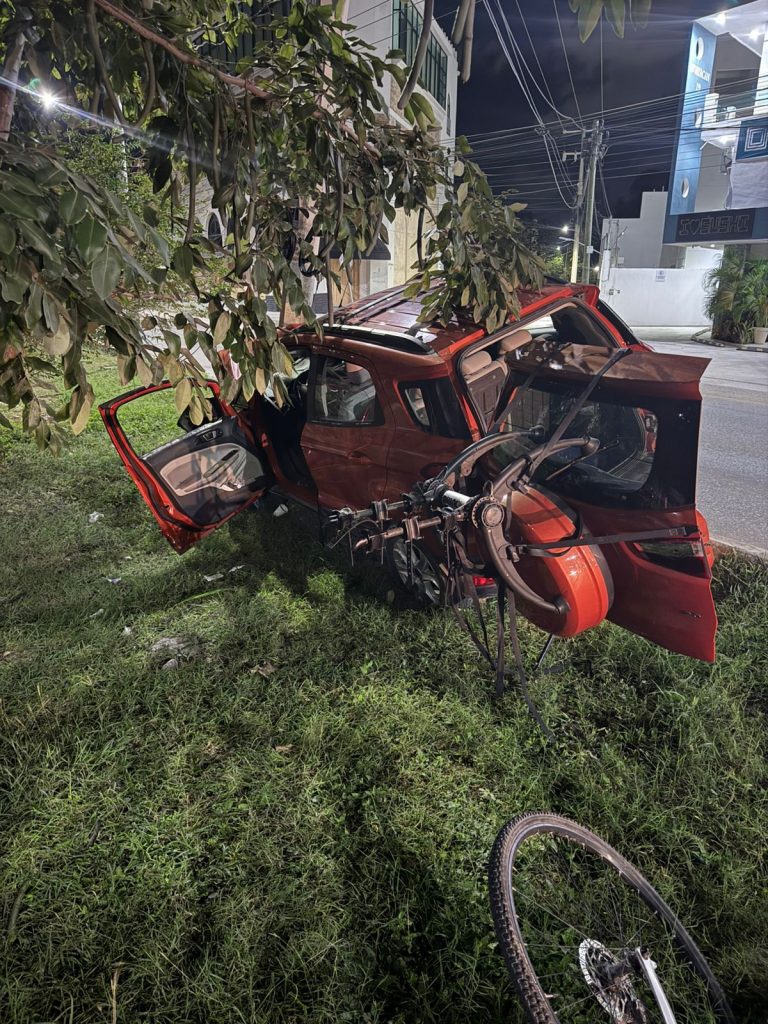 Conductor se estrella contra un poste en la avenida Huayacán