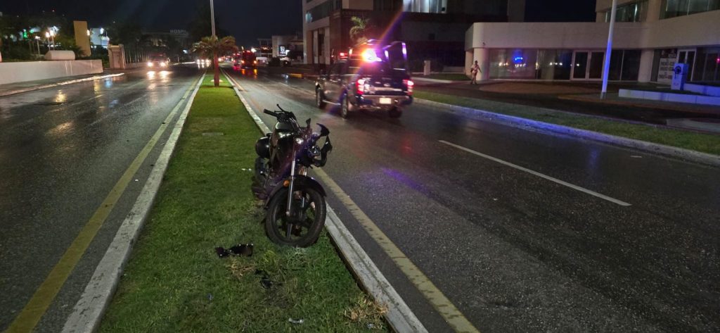 Motociclista derrapa en la Zona Hotelera; conductora salió disparada contra el pavimento