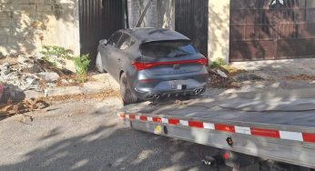 Auto se estrella contra el portón de una casa en la Sm 62