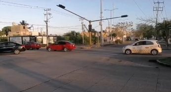 Semáforos sobre las avenidas Constituyentes del ´74 y Erick Paolo Martínez, llevan una semana sin funcionar, en Chetumal