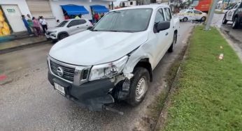 Chocan camioneta y un taxi, deja daños materiales en Chetumal