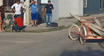 Jóvenes motociclistas lesionados tras chocar contra un triciclo en Chetumal
