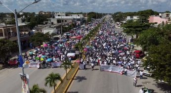 Alrededor de 2 mil docentes de Tulum marcharon este jueves contra la reforma a la Ley del ISSSTE