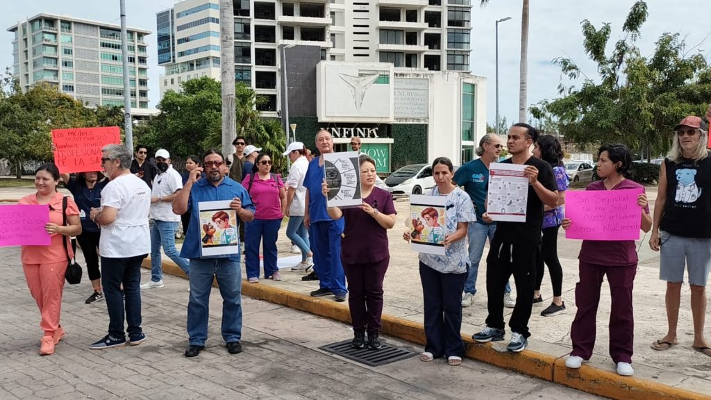 Veterinarios se manifiestan en Cancún; exigen seguridad para ejercer su profesión