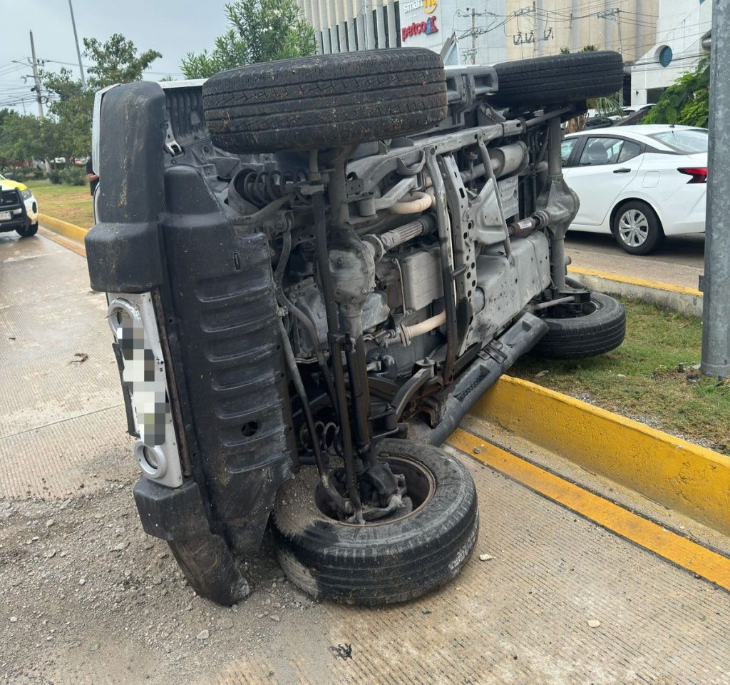 Vuelca camioneta en la Av Tulumn
