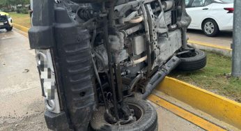 Vuelca camioneta en la Av Tulumn