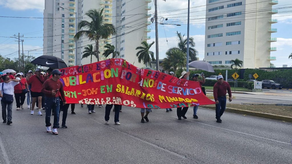 Maestros inconformes marchan por las calles de Benito Juárez