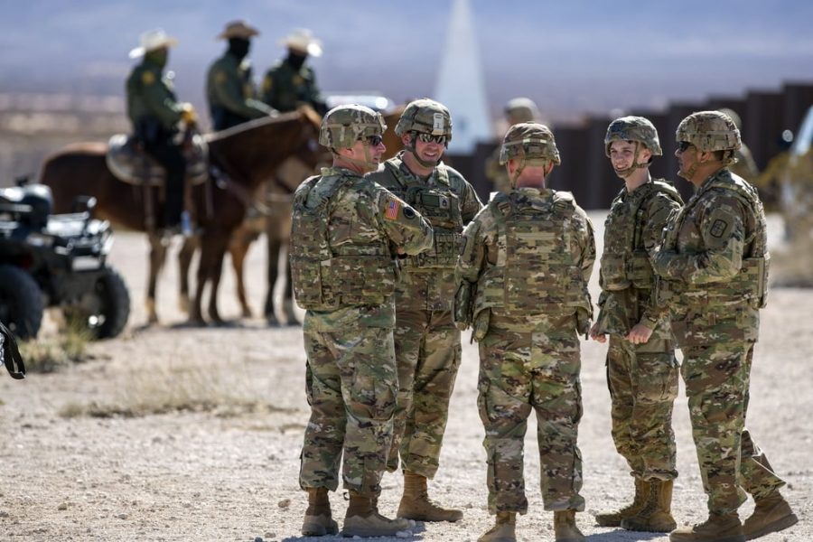 Manda Donald Trump aviones y equipo de combate Stryker a frontera con México