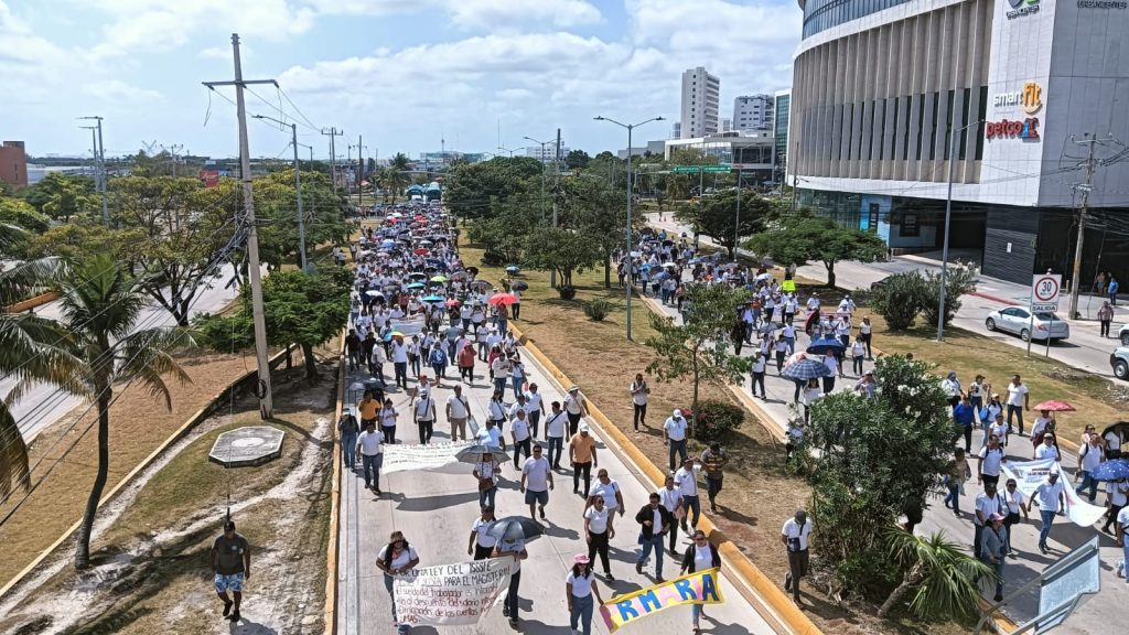 Maestros de Quintana Roo intensifican protestas con marchas y bloqueos en la Zona Norte