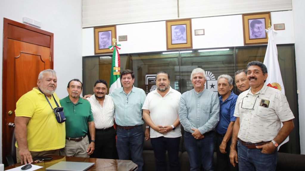 Se reúne Jorge Sanén con el Consejo Ciudadano de Chetumal para la reinstalación de elementos históricos del Congreso