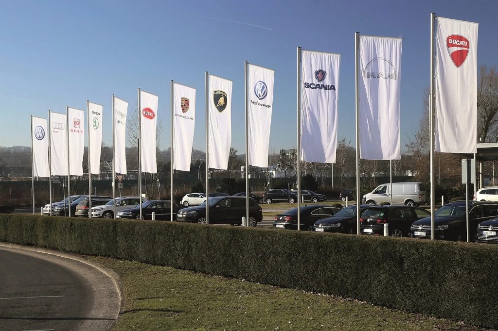 Caen acciones de fabricantes de automóviles ante anuncio de aranceles de Trump
