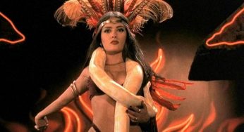 Salma Hayek revive su icónica escena bailando con una pitón, que la inmortalizó en Hollywood