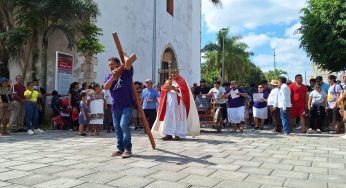 Fieles católicos de la Zona Maya participan en el tradicional Viacrucis en Felipe Carrillo Puerto