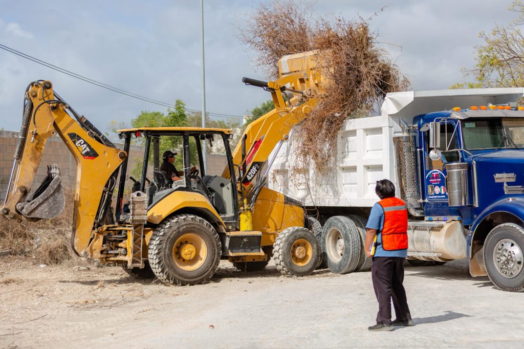 Arrancan labores integrales de limpieza en la colonia Ya’ax en Tulum