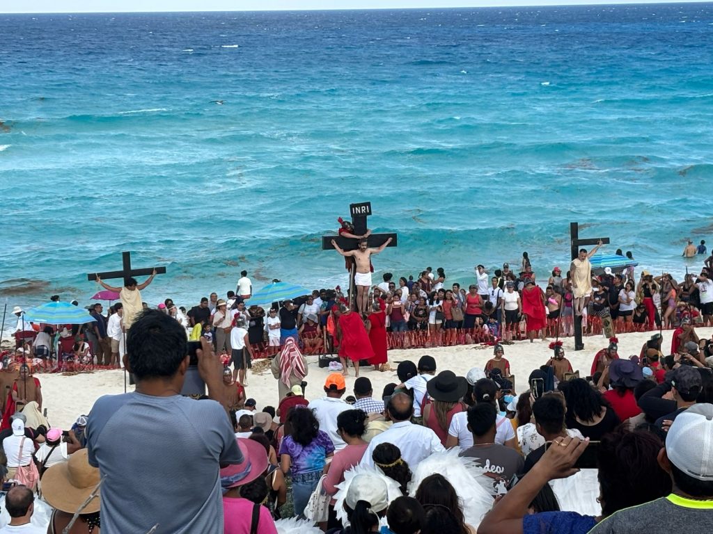 Cientos de personas asisten al “Viacrucis Viviente 2025” en Playa Delfines