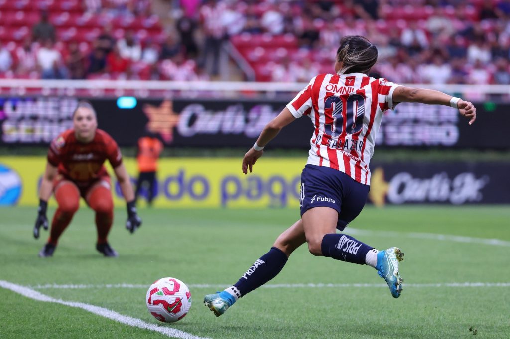 Gol de Viridiana Salazar ayuda a Chivas a avanzar en la Liguilla