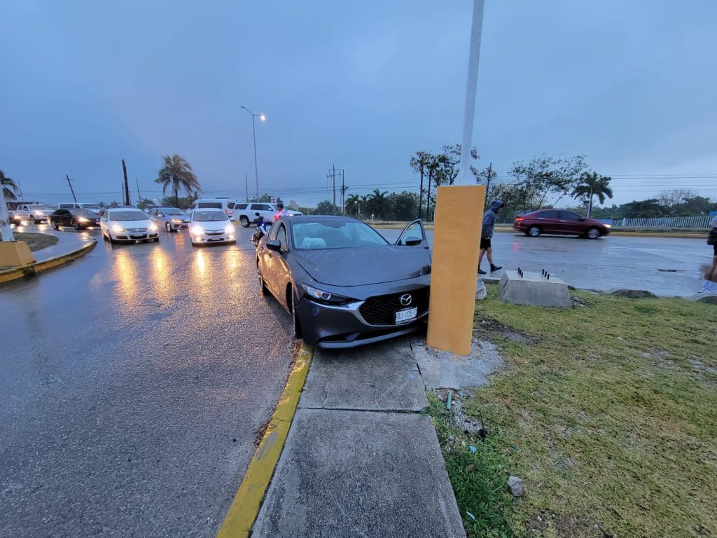 Joven universitario protagoniza aparatoso accidente en el Boulevard Luis Donaldo Colosio