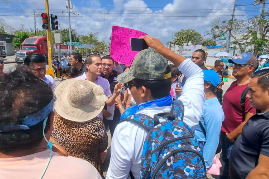 Pobladores bloquean carretera en Punta Allen; autoridades acuerdan rehabilitación de acceso