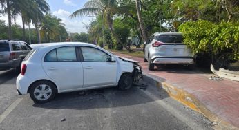 Choca contra un auto estacionado en el Bulevar Kukulcán y termina herido