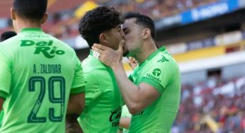 ¡Secreto en la cancha! Denzell García y Guilherme Castilho protagonizan beso en la boca para celebrar empate